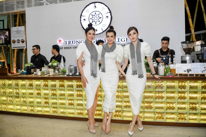 Ngọc Hân, Huyền My, Lệ Hằng được đưa đón bằng siêu xe Roll Royce.