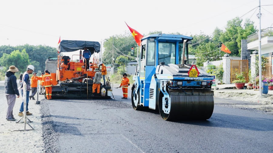 Công nhân thảm nhựa tuyến ĐT.787B thuộc dự án đường liên tuyến kết nối vùng N8 - ĐT.787B - ĐT.789