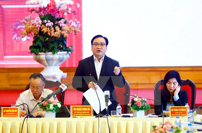 Ông Hoàng Trung Hải, Ủy viên Bộ Chính trị, Bí thư Thành ủy Hà Nội làm việc với lãnh đạo chủ chốt quận ủy Hà Đông. (Ảnh: An Đăng/TTXVN)