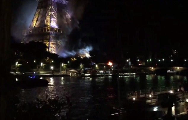 Tháp Eiffel "bốc khói" vào tối qua. (Ảnh: DM)