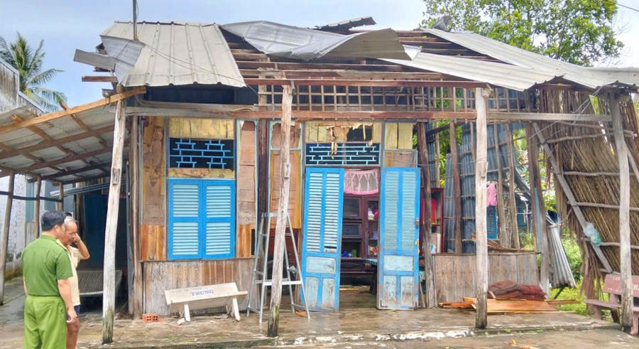 Căn nhà bị thiệt hại nặng do giông lốc.
