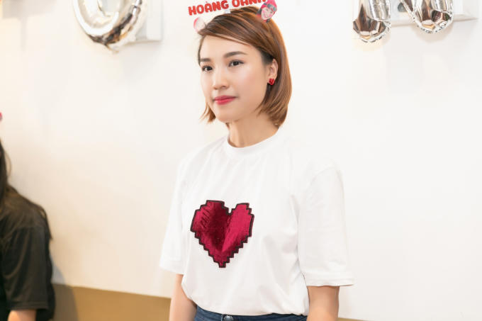 Hoàng Oanh gọi điện tỏ tình Hoàng Yến Chibi, Jun Vũ tại buổi họp fan