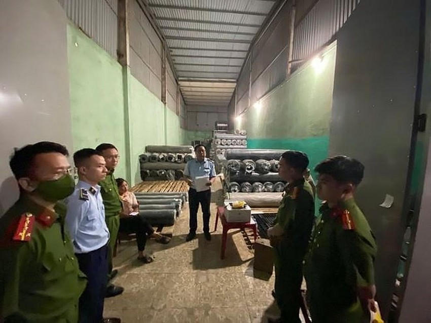 Cục QLTT tỉnh Bắc Ninh phối hợp với Công an huyện Yên Phong kiểm tra điểm tập kết hàng hóa tại thôn Đông Mai, xã Trung Nghĩa.