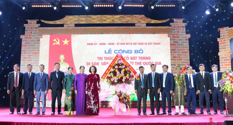 Lãnh đạo thành phố Hà Nội tặng hoa chúc mừng.
