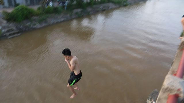 mvi-098900002618-still-002-nhay-cau-1562598989204