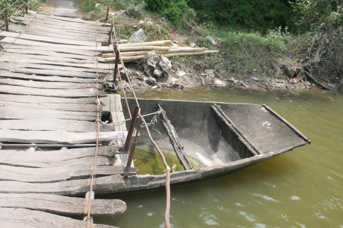 Trụ đỡ là những chiếc thuyền làm bằng bê tông cũng có dấu hiệu xuống cấp