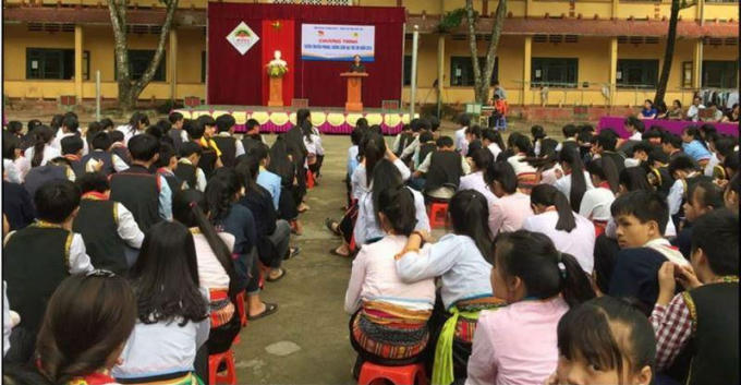 Các cô gái bé nhỏ làm sao đủ sức chống cự trước những lời tán tỉnh có cánh của “thầy” … (Ảnh minh họa)