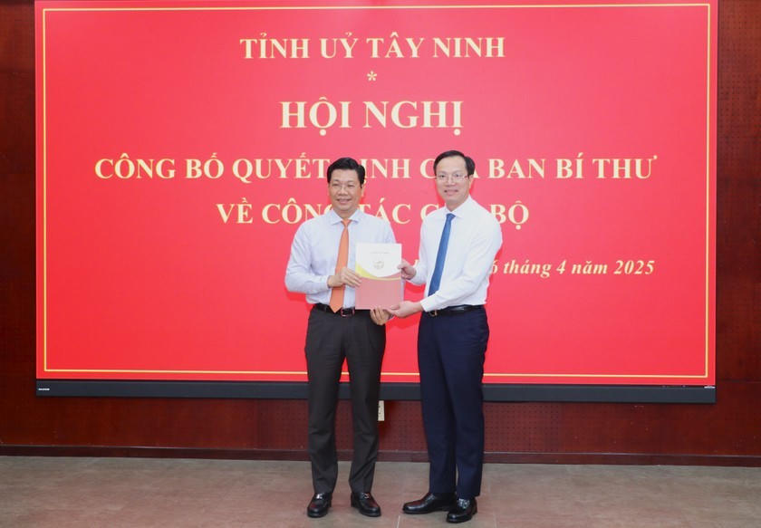 Bí thư Tỉnh uỷ, Chủ tịch HĐND tỉnh Tây Ninh Nguyễn Mạnh Hùng trao Quyết định của Ban Bí thư Trung ương Đảng cho ông Đoàn Trung Kiên.