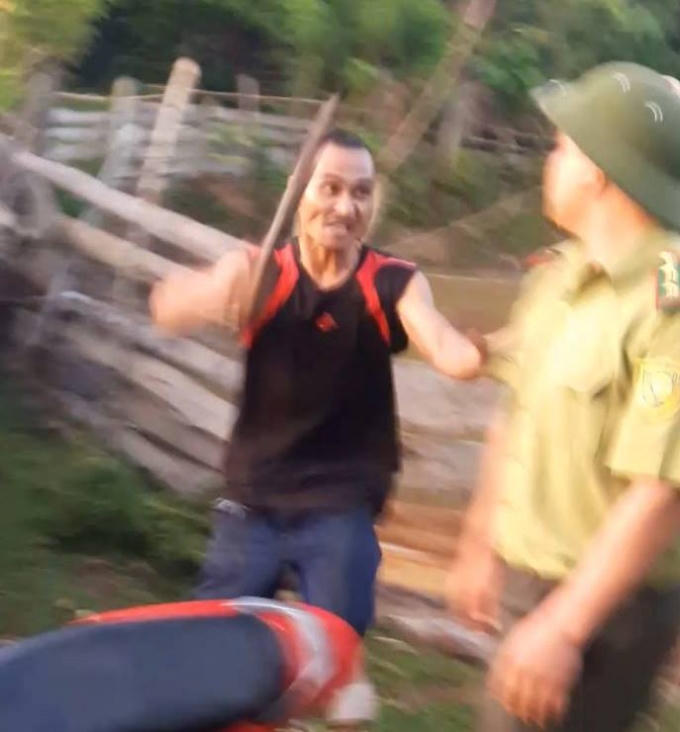 Hình ảnh một đối tượng hung hãn dùng gậy đánh bị thương hai cán bộ kiểm lâm thuộc Khu bảo tồn thiên nhiên Pù Huống, Nghệ An vào ngày 25/7 trước đó.