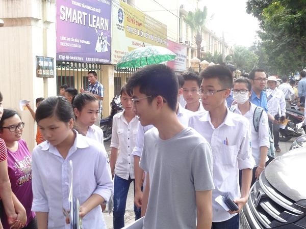 16h tại điểm thi trường Đại Học Thương Mại, các thí sinh dự thi môn Hóa học đã kết thúc bài thi của mình.
