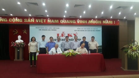 Lãnh đạo hai đơn vị ký kết quy chế phối hợp trong công tác THADS.