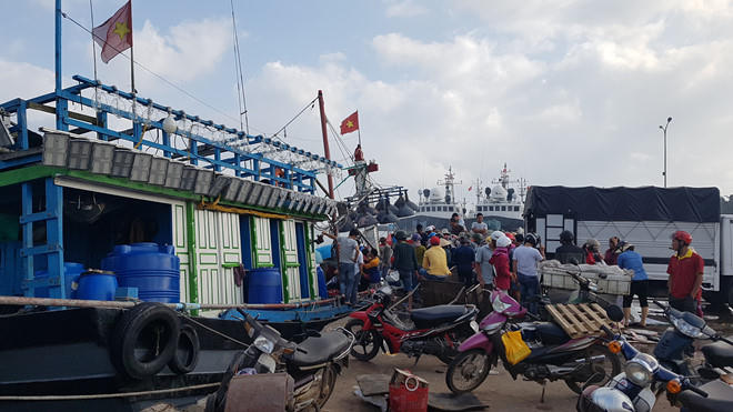 Cảng cá nam Cửa Việt đông đúc suốt 2 ngày nay.