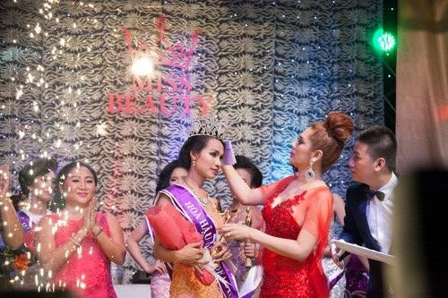 Lâm Chi Khanh trao vương miện cho HySa B. Ảnh: Dân Việt