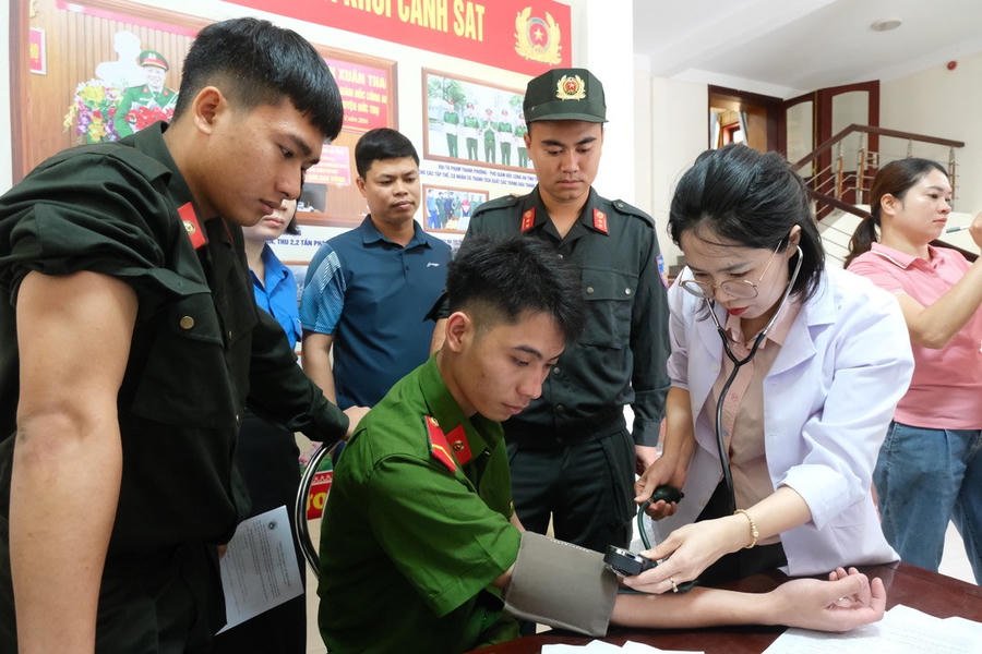 Các chiến sỹ Công an tập trung thăm khám trước khi hiến máu.