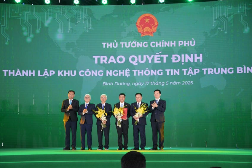 Tại buổi lễ, Phó Thủ tướng Chính phủ Mai Văn Chính trao Quyết định thành lập Khu công nghệ thông tin tập trung Bình Dương cho lãnh đạo tỉnh.