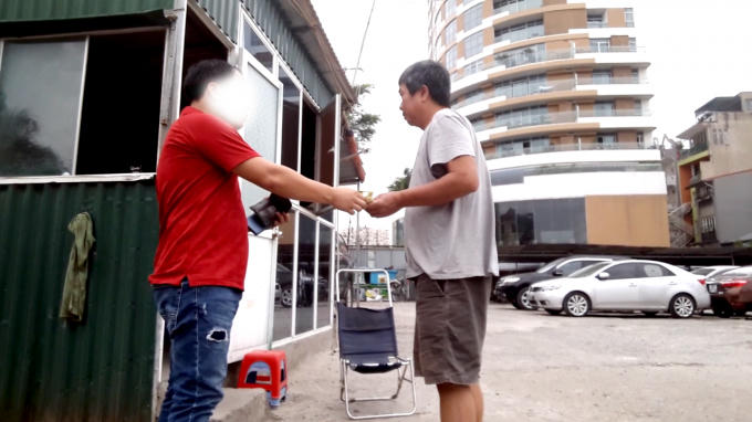 Nhân viên bãi xe trái phép khẳng định, sẽ không bị cơ quan chức năng xử lý khi gửi xe tại đây.