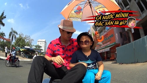 Cặp bố con Xuân Bắc không quên tìm hiểu về đồ ăn.