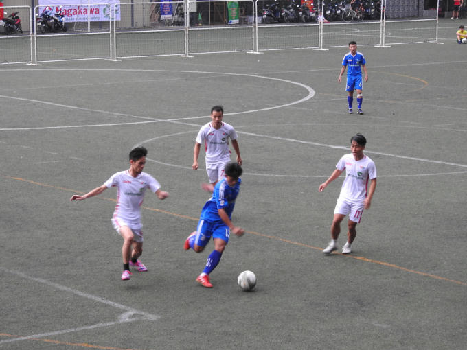 Một pha đi bóng của đội báo Thanh Niên (Áo xanh) qua 3 cầu thủ VTV.