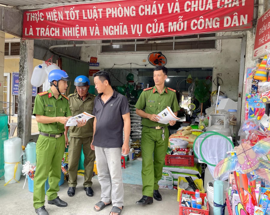 Tổ chức phát tờ rơi, tuyên truyền pháp luật cho người dân.