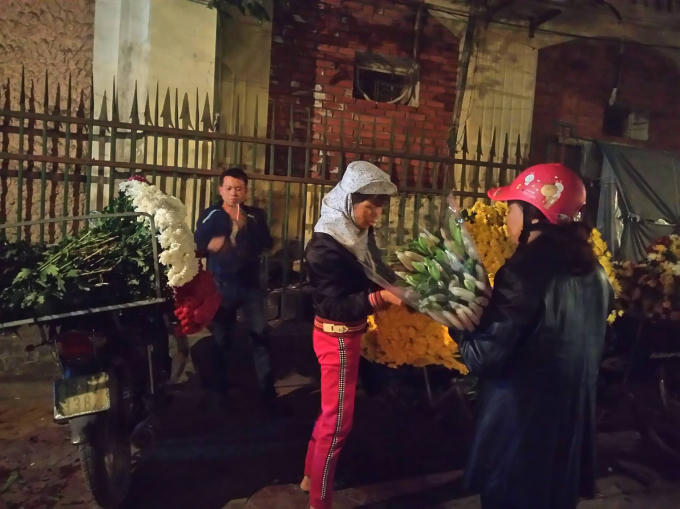 Nam Định: Nhộn nhịp chợ hoa đ&ecirc;m giữa l&ograve;ng th&agrave;nh phố