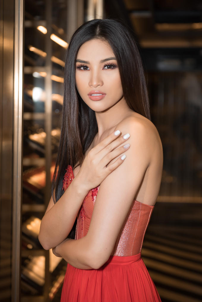 Trong show diễn giới thiệu BST mới với những thiết kế mang hơi hướng Trung Đông của NTK Vincent Đoàn, người đẹp sinh năm 1996 đã có những màn trình diễn đầy ấn tượng.