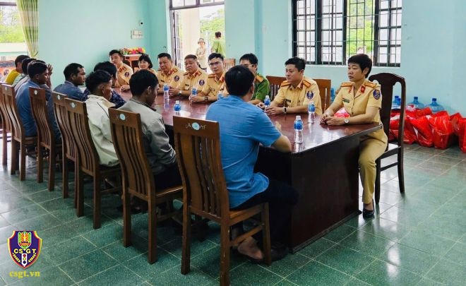 CSGT tổ chức khảo sát nhận thức pháp luật về TTATGT. (Ảnh: Cục ATGT)