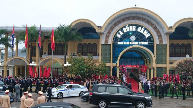 Đội an ninh Triều Tiên tới ga.