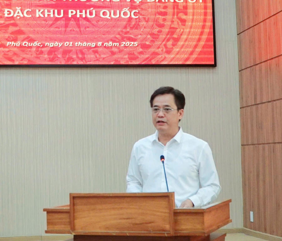 Ông Lê Quốc Anh - Bí thư Đảng ủy Đặc khu Phú Quốc phát biểu tại buổi làm việc