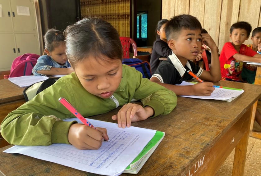 Ánh mắt đen nháy thơ ngây của trẻ em người Mã Liềng.