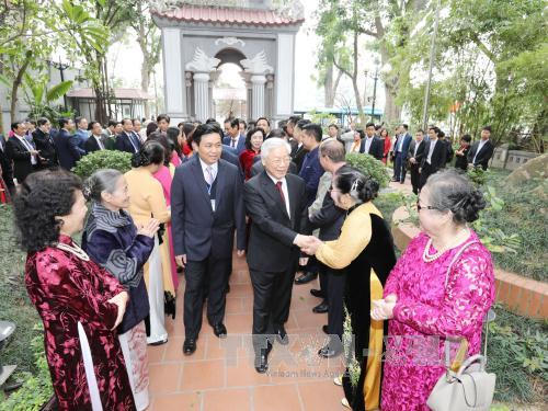 Tổng Bí thư Nguyễn Phú Trọng chúc Tết, tặng quà nhân dân và các cháu Thủ đô Hà Nội đang vui xuân bên Đền Ngọc Sơn. (Ảnh: Trí Dũng – TTXVN)