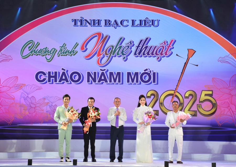 Ông Lữ Văn Hùng - Ủy viên BCH TW Đảng, Bí thư Tỉnh ủy, Chủ tịch HĐND tỉnh Bạc Liêu, tặng hoa chúc mừng các nghệ sỹ Bạc Liêu, được Chủ tịch nước phong tặng Danh hiệu Nghệ sĩ ưu tú lần 10.