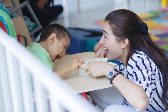 Nụ cười em nhỏ khiến Lệ Hằng vô cùng hạnh phúc.