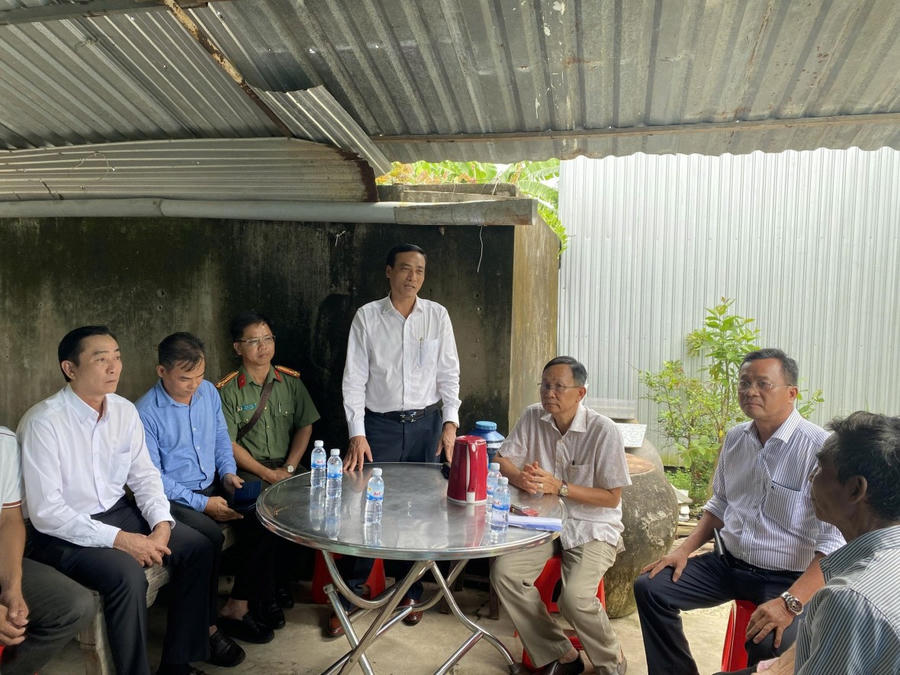 Ông Hồ Văn Linh - Bí thư Đảng uỷ, Chủ tịch HĐND xã Hoà Bình, phát biểu cảm ơn Báo Pháp luật Việt Nam và các nhà tài trợ.