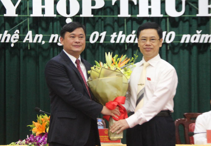 Ông Thái Thanh Qúy (áo đen) được bầu giữ chức Chủ tịch UBND tỉnh Nghệ An khi 42 tuổi.