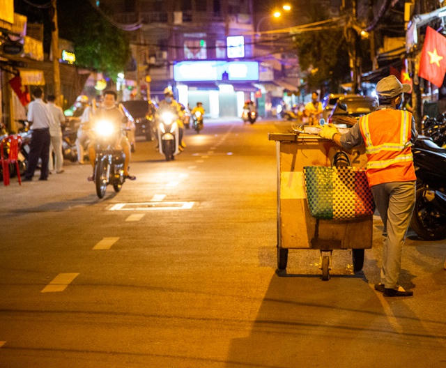 Chị mong người dân ý thức hơn trong việc vứt rác để công việc được đỡ vất vả hơn. 