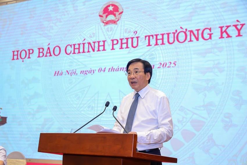 Bộ trưởng, Chủ nhiệm Văn phòng Chính phủ Trần Văn Sơn, Người phát ngôn của Chính phủ, cung cấp thông tin tình hình KTXH tháng 5 và 5 tháng đầu năm 2025 tại buổi họp báo. Ảnh. VGP