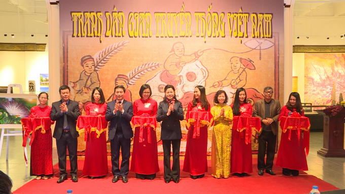 Các đại biểu cắt băng khai mạc triển lãm Tranh dân gian truyền thống Việt Nam.