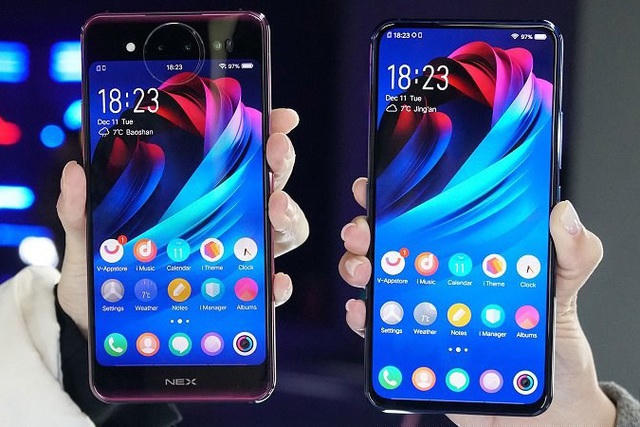 Smartphone hai màn hình - Các nhà sản xuất smartphone Trung Quốc thường ra mắt những chiếc điện thoại có ngoại hình độc đáo hoặc tính năng khác biệt nhằm thu hút người dùng. Một trong số những trào lưu từng phổ biến là smartphone hai màn hình. Mục tiêu của xu hướng này là mang đến không gian trải nghiệm rộng rãi hơn trên một chiếc điện thoại. Tuy nhiên, trải nghiệm sử dụng thực tế của màn hình phụ trên những mẫu máy này đều khá kém, chất lượng hiển thị không cao hoặc không có nhiều tính năng hữu ích. Ngoài ra, màn hình thứ hai còn khiến thiết bị tốn pin hơn.