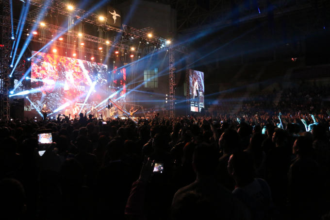 Bên trong nhà thi đấu không còn một chỗ trống.