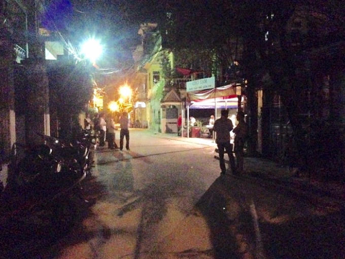 Nhiều người dân khu vực bàng hoàng về sự việc xảy ra. (Ảnh: Văn Đại)