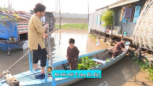 Bố Minh Đỗ còn tập chèo thuyền và tranh thủ vớt bèo cho lợn ăn.