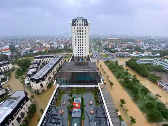 Khu đô thị Manor cạnh đường Tố Hữu bị ngập