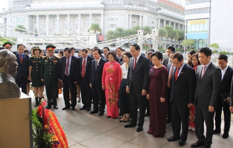 Chủ tịch nước Trần Đại Quang và Phu nhân dâng hoa tại Tượng đài Chủ tịch Hồ Chí Minh ở Singapore.
