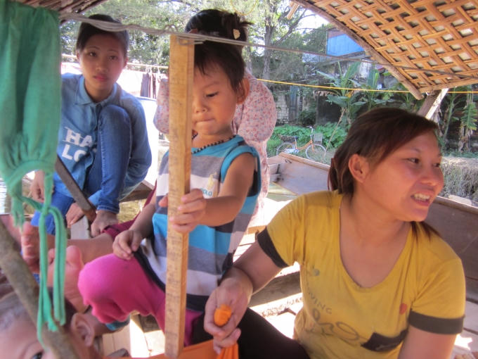 Bọn trẻ rất hồn nhiên vô tư đùa vui phía mạn thuyền