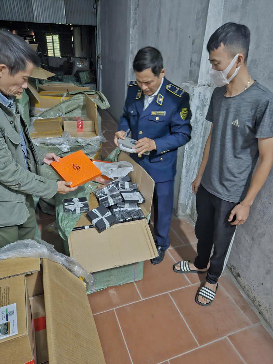 Các sản phẩm túi, ví giả mạo các nhãn hiệu nổi tiếng Chanel, Dior, MLB, YSL, Hermes.