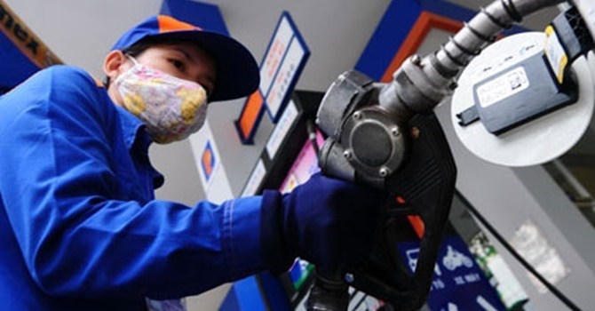 Mặt hàng có kim ngạch nhập khẩu giảm mạnh là xăng dầu giảm 19%. Ảnh minh họa