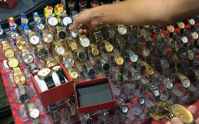 Đồng hồ h&agrave;ng hiệu Omega, Rolex b&aacute;n như&hellip; 'b&aacute;n rau'