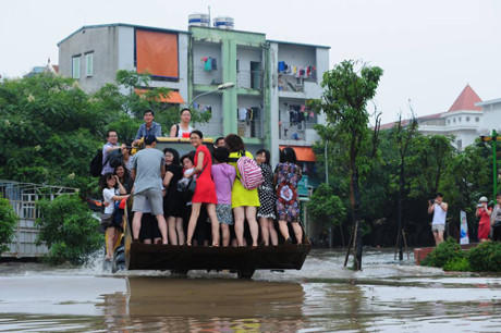 Nguyên nhân được cho là khu vực này thấp hơn hẳn nửa mét so với mặt đường Phạm Văn Đồng... Ảnh: Dân Việt.