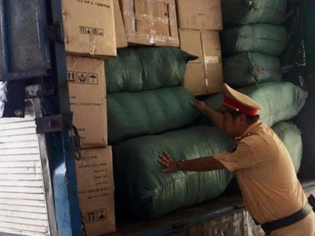 Lực lượng CSGT Quảng Nam kiểm tra xe số Lào chở hàng lậu.