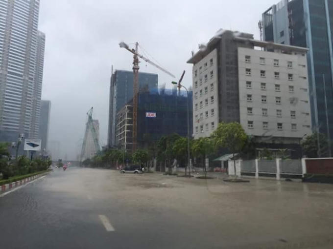 Nước ngập, trời tối sầm cạnh tòa nhà Keang nam.